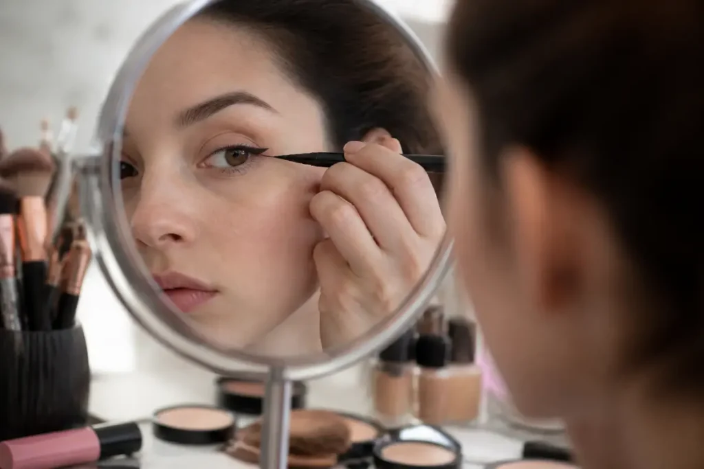 Comment mettre du crayon noir pour agrandir les yeux ?