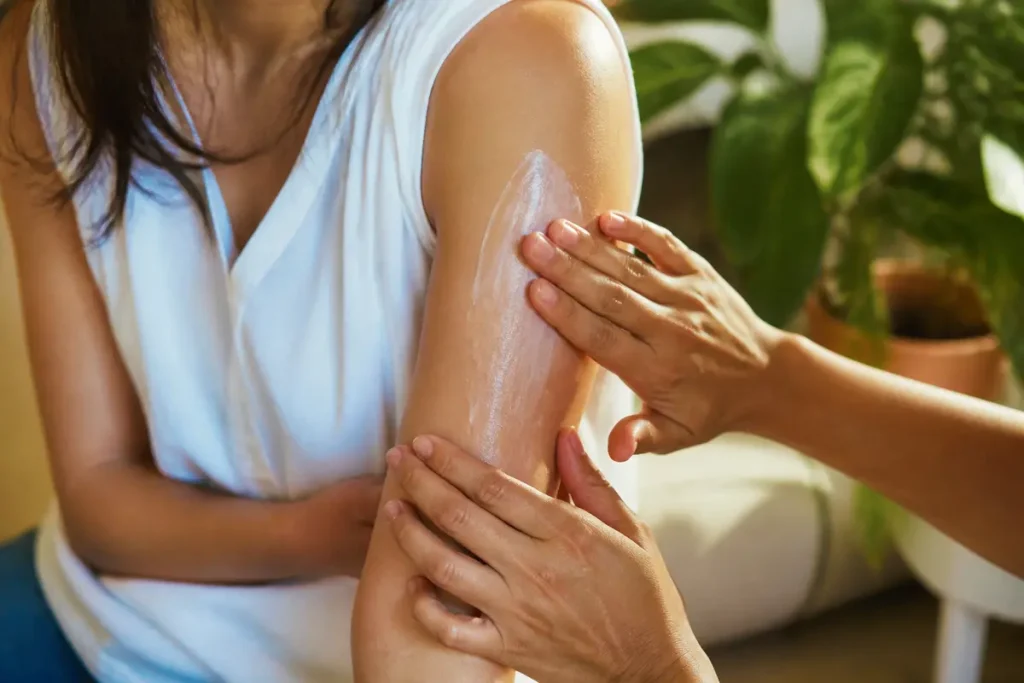 Remède de grand-mère pour raffermir la peau des bras : guide pratique